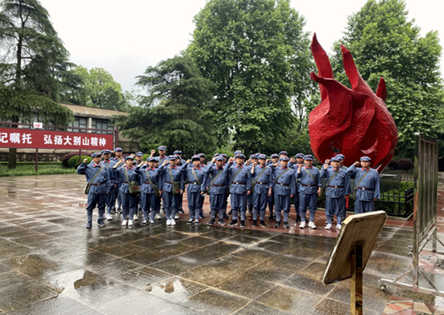 弹材分厂和工程公司党支部组织党员到新县开展学党史主题教育活动